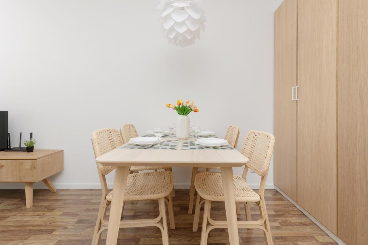 Stacja Wola Apartments With Parking By Noclegi Renters Варшава Екстер'єр фото