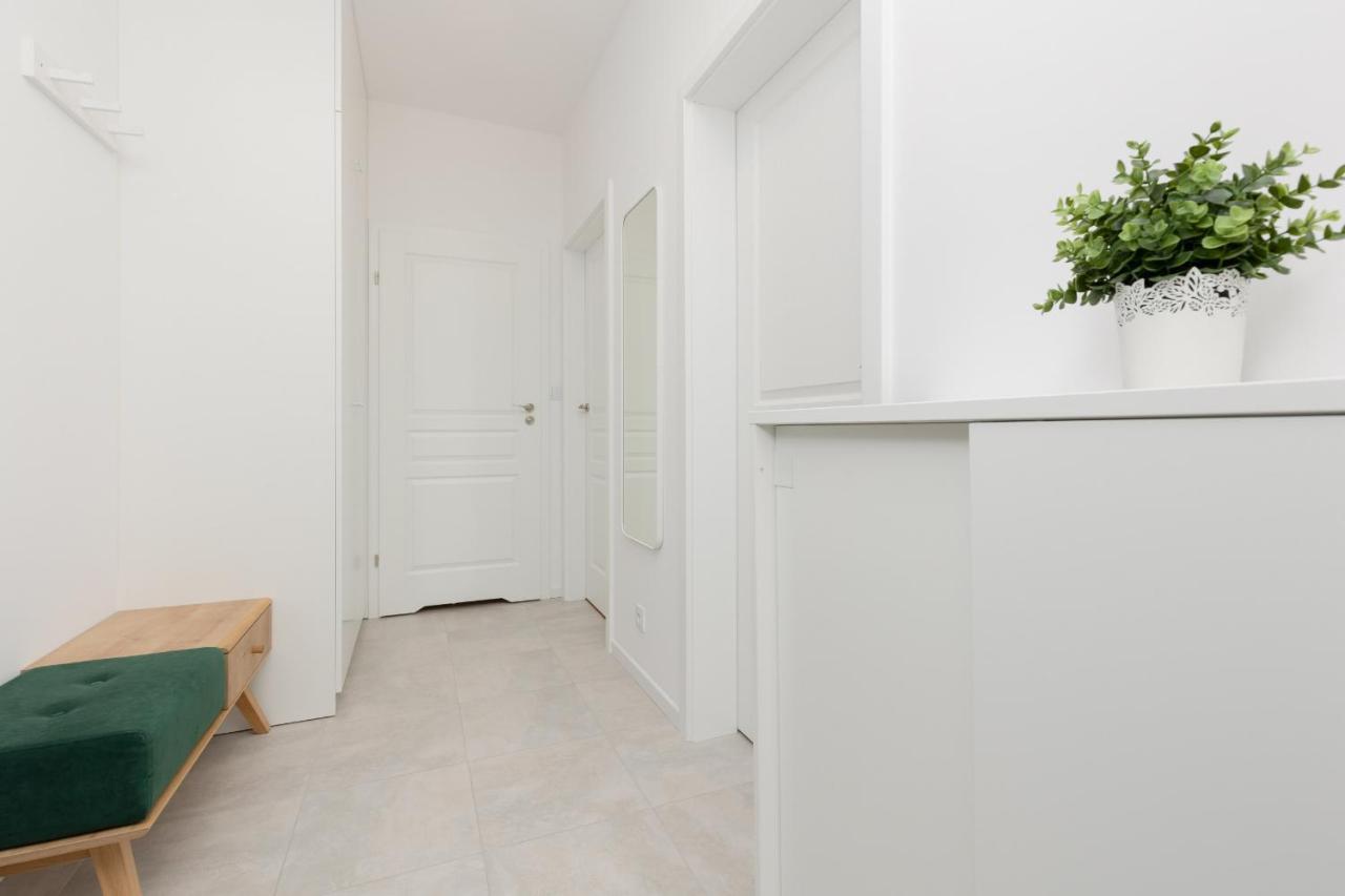Stacja Wola Apartments With Parking By Noclegi Renters Варшава Екстер'єр фото
