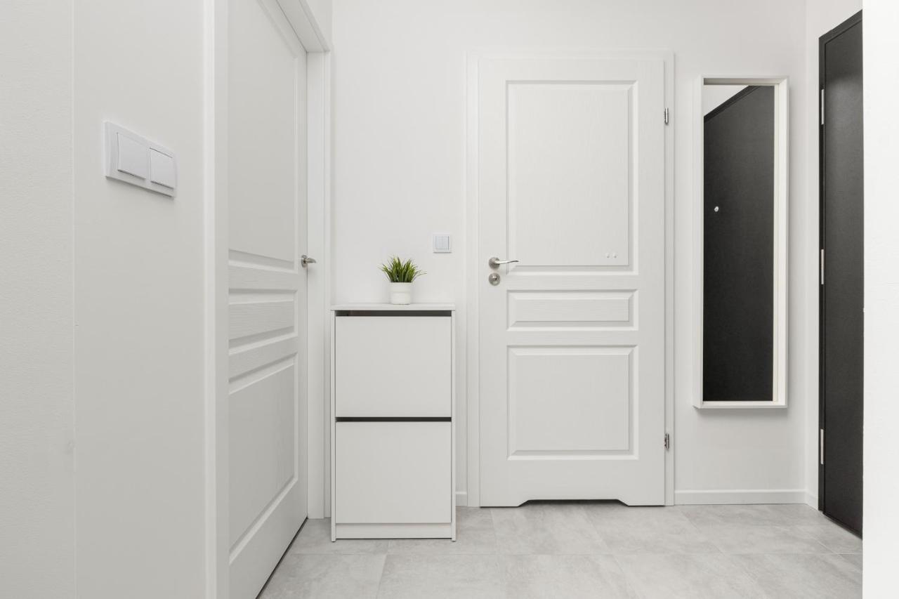 Stacja Wola Apartments With Parking By Noclegi Renters Варшава Екстер'єр фото
